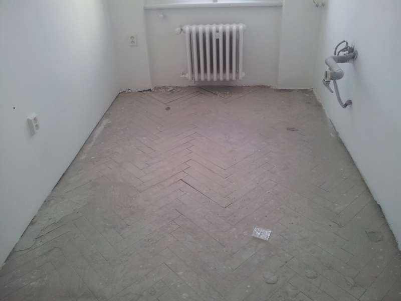 Původní stav podlahy v bytě